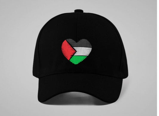 قبعة ملونة بعلم فلسطين مع طبعة قلب